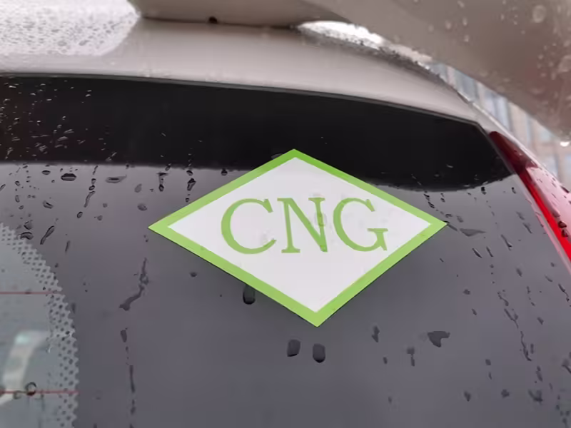 What are the differences in driving experience between CNG vehicles and traditional gasoline vehicles?