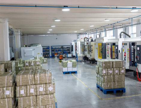 Heavy-duty reinforced wooden crates packing for international maritime export.jpg
